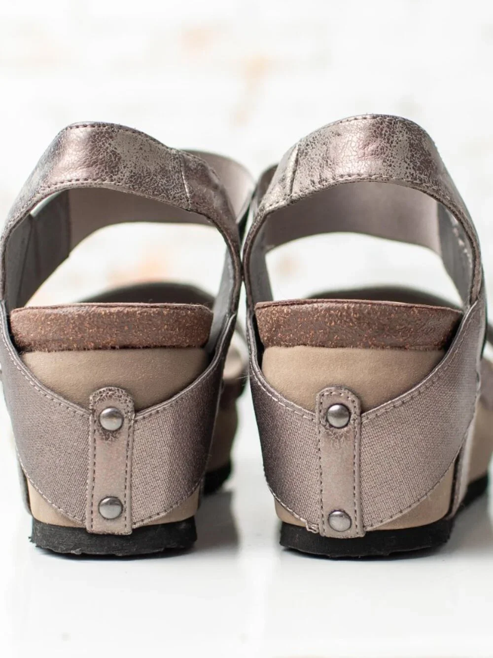 Crown Vintage Women's 8.5 Metallic Taupe Platform Wedge Foam Sandals Comfort